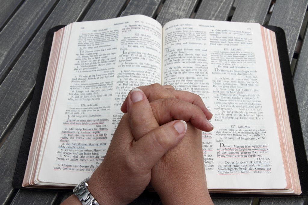 Bibel.Fold.hender